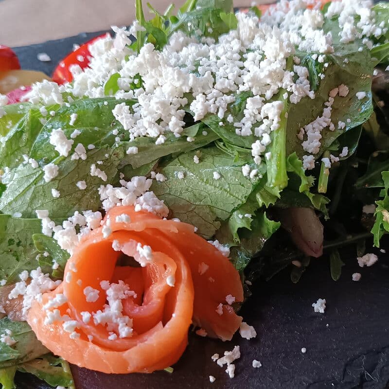 Лосось слабой соли с рукколой, шпинатом и сыром Надуги