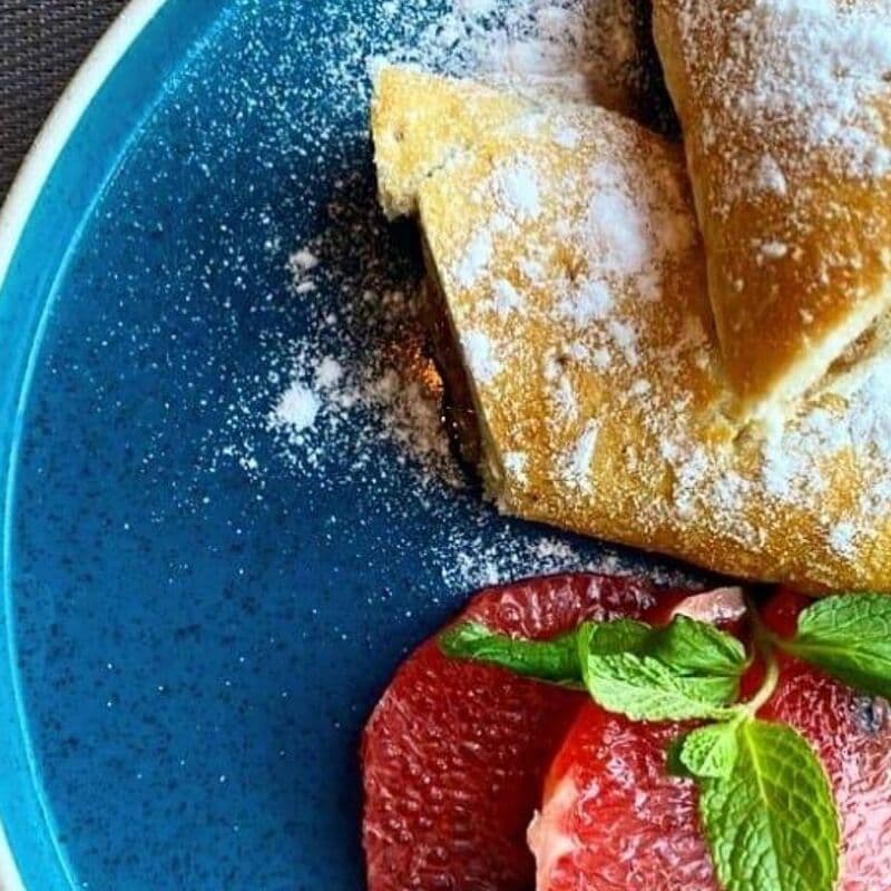 Яблочный штрудель с шариком мороженого